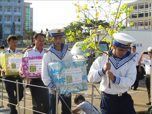Chuyển quà Tết đến nhà giàn DK1