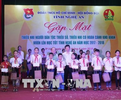 Nghệ An tuyên dương 200 thiếu nhi dân tộc thiểu số và thiếu nhi có hoàn cảnh khó khăn học giỏi năm học 2017-2018