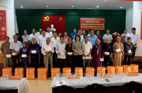Phó Chủ tịch nước Đặng Thị Ngọc Thịnh thăm, tặng quà các gia đình chính sách tại Long An