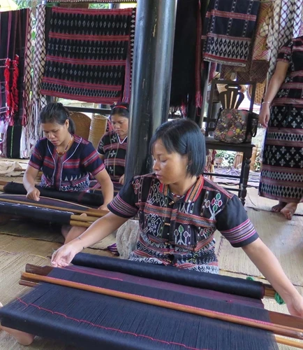 Nghề dệt Zèng ở A Lưới trở thành Di sản văn hóa phi vật thể quốc gia