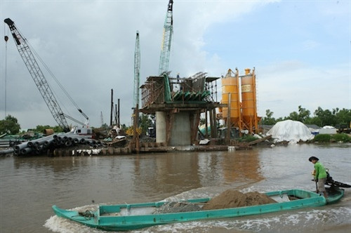 Một số hình ảnh xây dựng cầu Hòa Trung- một trong những cầu cuối cùng thông mạch đường Hồ Chí Minh