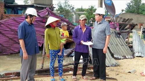 Khắc phục hậu quả bão số 5: Huy động tối đa lực lượng giúp ngư dân lai dắt tàu thuyền bị chìm