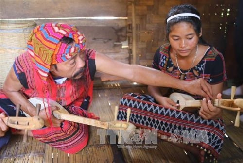 Nghệ nhân Kray Sức góp phần bảo tồn văn hóa đồng bào Vân Kiều, Pa Cô