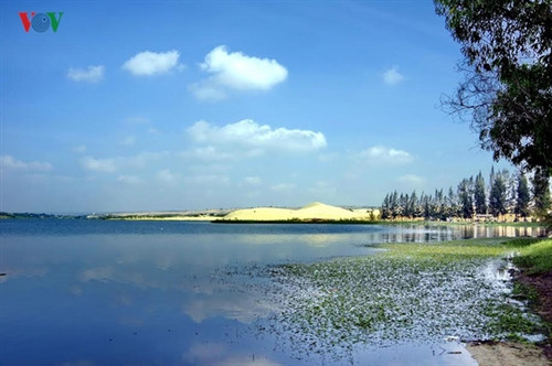 Bàu Trắng Phan Thiết- điểm đến hấp dẫn hơn Mũi Né