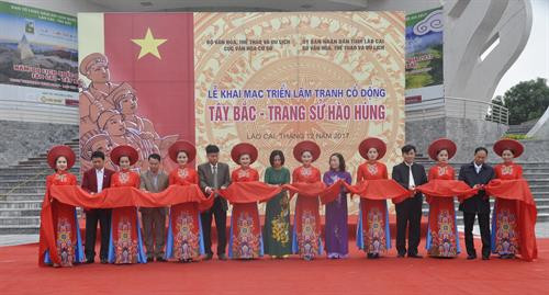 Khai mạc triển lãm tranh cổ động "Tây Bắc - trang sử hào hùng"