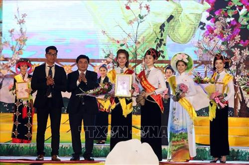 Thí sinh dân tộc Thái Lò Thị Vui đăng quang cuộc thi Người đẹp Hoa Ban 2019