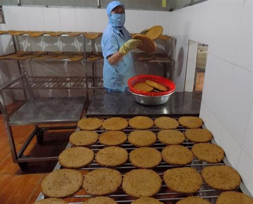 Chả cá Vạn Ninh hút hàng dịp Tết