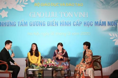 Cô giáo người Mông Giàng Thị Chá cõng con nhỏ, vượt núi đá đến với trẻ mầm non