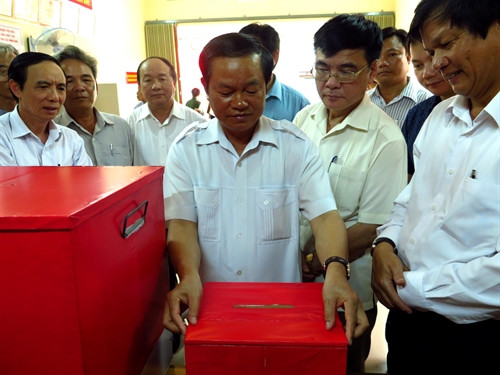 Phó chủ tịch Quốc hội Đỗ Bá Tỵ kiểm tra công tác bầu cử tại Phú Yên