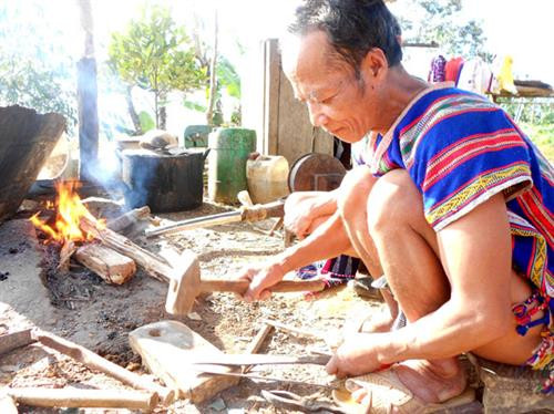 Người Cơtu với nghề rèn truyền thống
