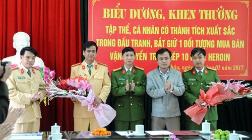 Lai Châu: Thưởng nóng các tập thể và cá nhân trong vụ bắt đối tượng vận chuyển trái phép may túy lớn