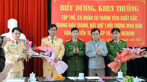 Lai Châu: Thưởng nóng các tập thể và cá nhân trong vụ bắt đối tượng vận chuyển trái phép may túy lớn