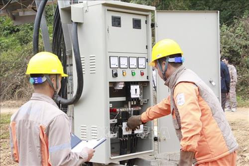 Thêm gần 200 hộ dân huyện Nậm Pồ được dùng điện trước Tết Nguyên đán