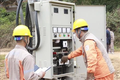 Thêm gần 200 hộ dân huyện Nậm Pồ được dùng điện trước Tết Nguyên đán