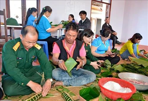 Bộ đội hỗ trợ người dân biên giới Gia Lai đón Tết vui tươi, đầm ấm