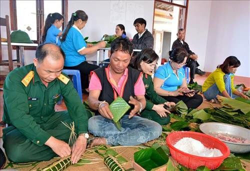 Bộ đội hỗ trợ người dân biên giới Gia Lai đón Tết vui tươi, đầm ấm