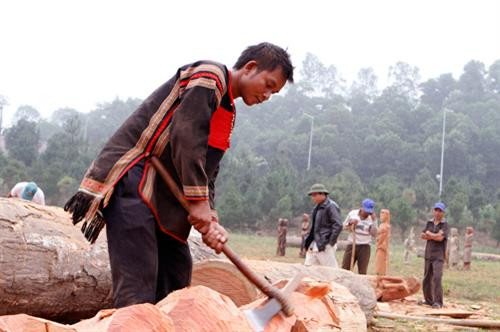 Chiếc rìu trong đời sống sản xuất của người Giẻ Triêng, Kon Tum