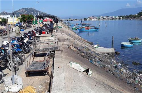 Báo động tình trạng rác thải tràn lan ở các bãi biển Ninh Thuận
