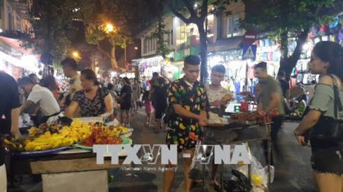 Tái diễn tình trạng lộn xộn tại không gian bộ hồ Hoàn Kiếm, Hà Nội 