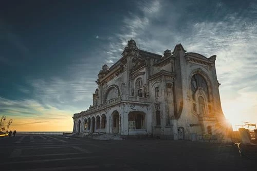 Bên trong casino bỏ hoang đầy ma mị ở Romania