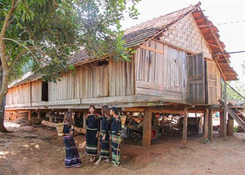 Gìn giữ nếp nhà dài truyền thống