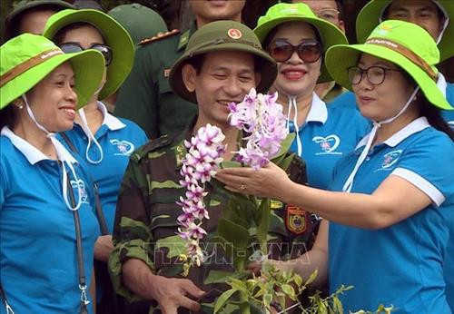 Gieo mầm hoa trên đảo đá Long Châu