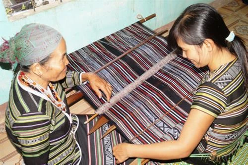 Nghề dệt thổ cẩm làng Teng