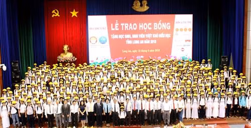 Hỗ trợ học sinh, sinh viên nghèo vượt qua khó khăn, tiếp tục đến trường