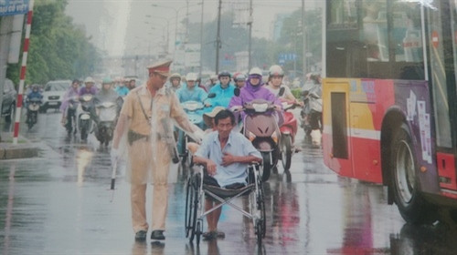 CSGT Hà Nội gần gũi hơn trong lòng dân