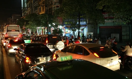 Ùn tắc giao thông nghiêm trọng trong giờ cao điểm tại Hà Nội và TP. Hồ Chí Minh: