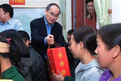 Bí thư Thành ủy Thành phố Hồ Chí Minh Nguyễn Thiện Nhân thăm, tặng quà các đối tượng chính sách, người nghèo tỉnh Bắc Kạn