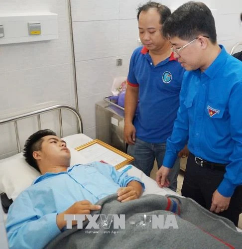 Trao tặng Huy hiệu Tuổi trẻ dũng cảm cho các “hiệp sỹ" truy bắt cướp