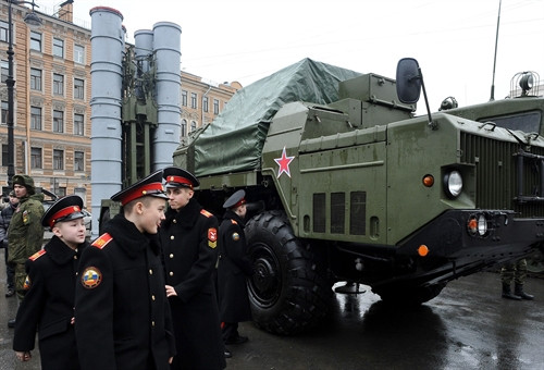 Nga cung cấp lô tên lửa S-300 đầu tiên cho Iran