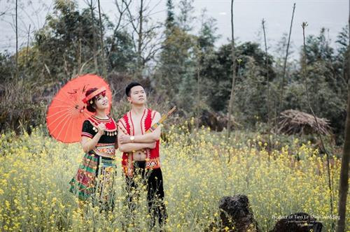 Độc đáo trang phục cưới của người Mông Yên Bái