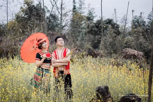 Độc đáo trang phục cưới của người Mông Yên Bái