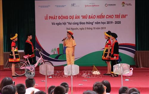 Trao tặng hơn 2.000 mũ bảo hiểm đạt chuẩn cho trẻ em tại Thái Nguyên