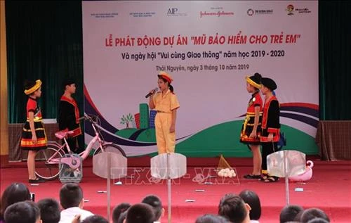 Trao tặng hơn 2.000 mũ bảo hiểm đạt chuẩn cho trẻ em tại Thái Nguyên