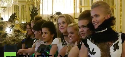 Dàn người mẫu 1,3 m tỏa sáng tại Paris