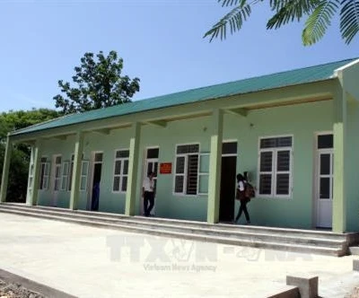 Trao nhà công vụ hỗ trợ giáo viên vùng biên giới huyện Tương Dương