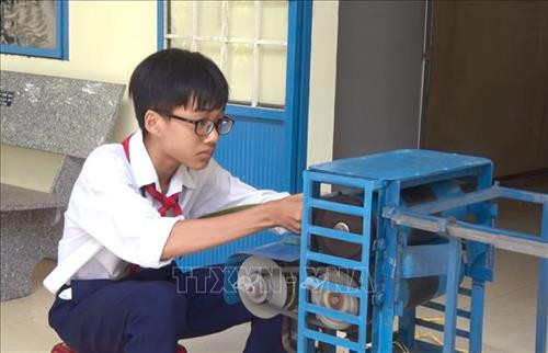 Học sinh lớp 9 chế tạo máy chuốt lá dừa đạt hiệu quả cao