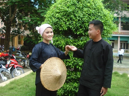 Sắc chàm thơm nắng xuân sang