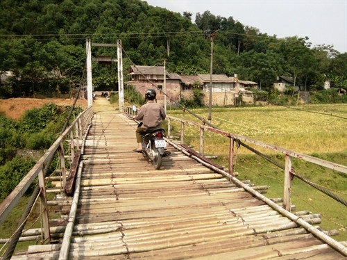 Chênh vênh cầu treo ở Động Quan