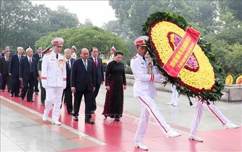 Lãnh đạo Đảng, Nhà nước đặt vòng hoa tưởng niệm các Anh hùng liệt sỹ