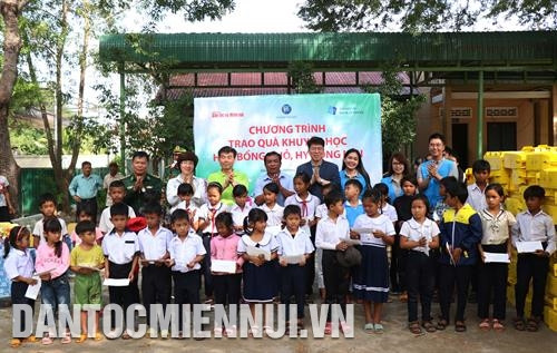 Trao quà khuyến học cho các em học sinh dân tộc thiểu số huyện Buôn Đôn
