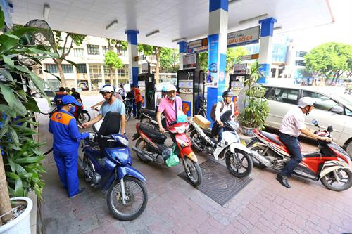 Giá xăng tăng tiếp hơn 300 đồng/lít từ 5/9/2017