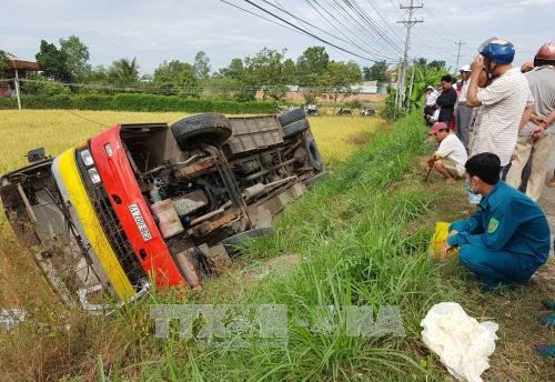Xe buýt lật xuống ruộng làm một người chết, khoảng 20 người bị thương