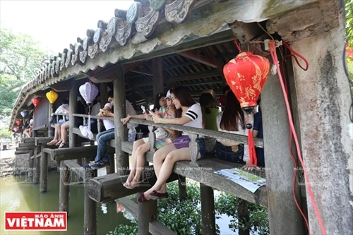 Chợ quê cầu ngói Thanh Toàn