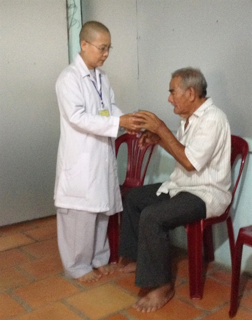 Đại đức Minh Kiết hết lòng vì bệnh nhân nghèo