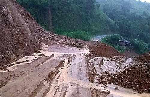 Lai Châu mưa kéo dài gây sạt lở, ách tắc và cô lập cục bộ