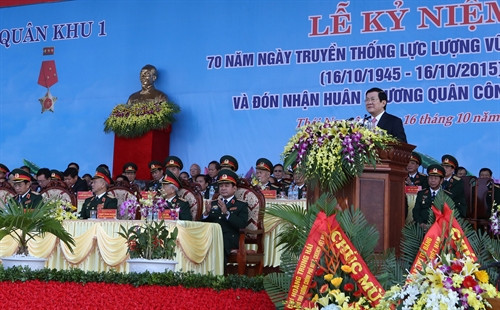 Chủ tịch nước Trương Tấn Sang trao Huân chương Quân công hạng Nhất cho Lực lượng vũ trang Quân khu 1